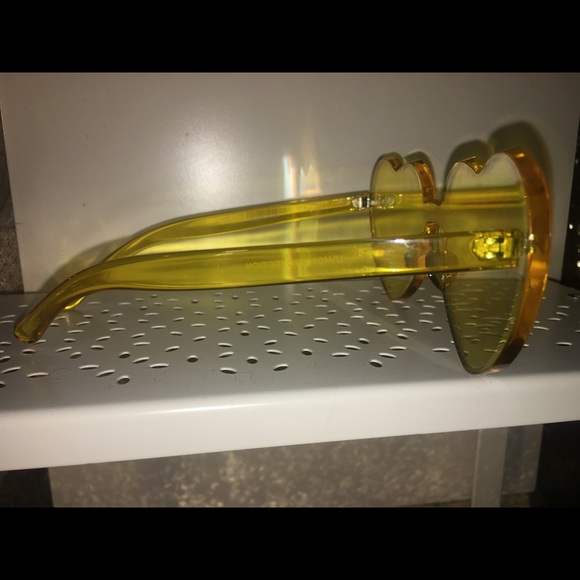 Yellow Heart Sunglasses💛 - Picture 2 of 3